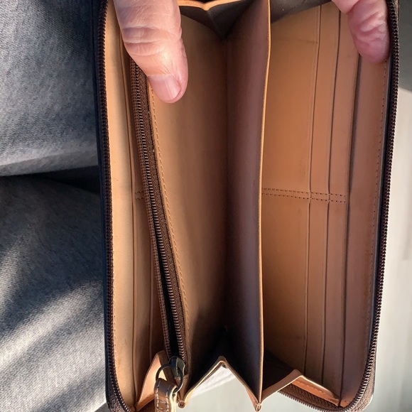 COACH ZIP AROUND WALLET - Picture 7 of 8